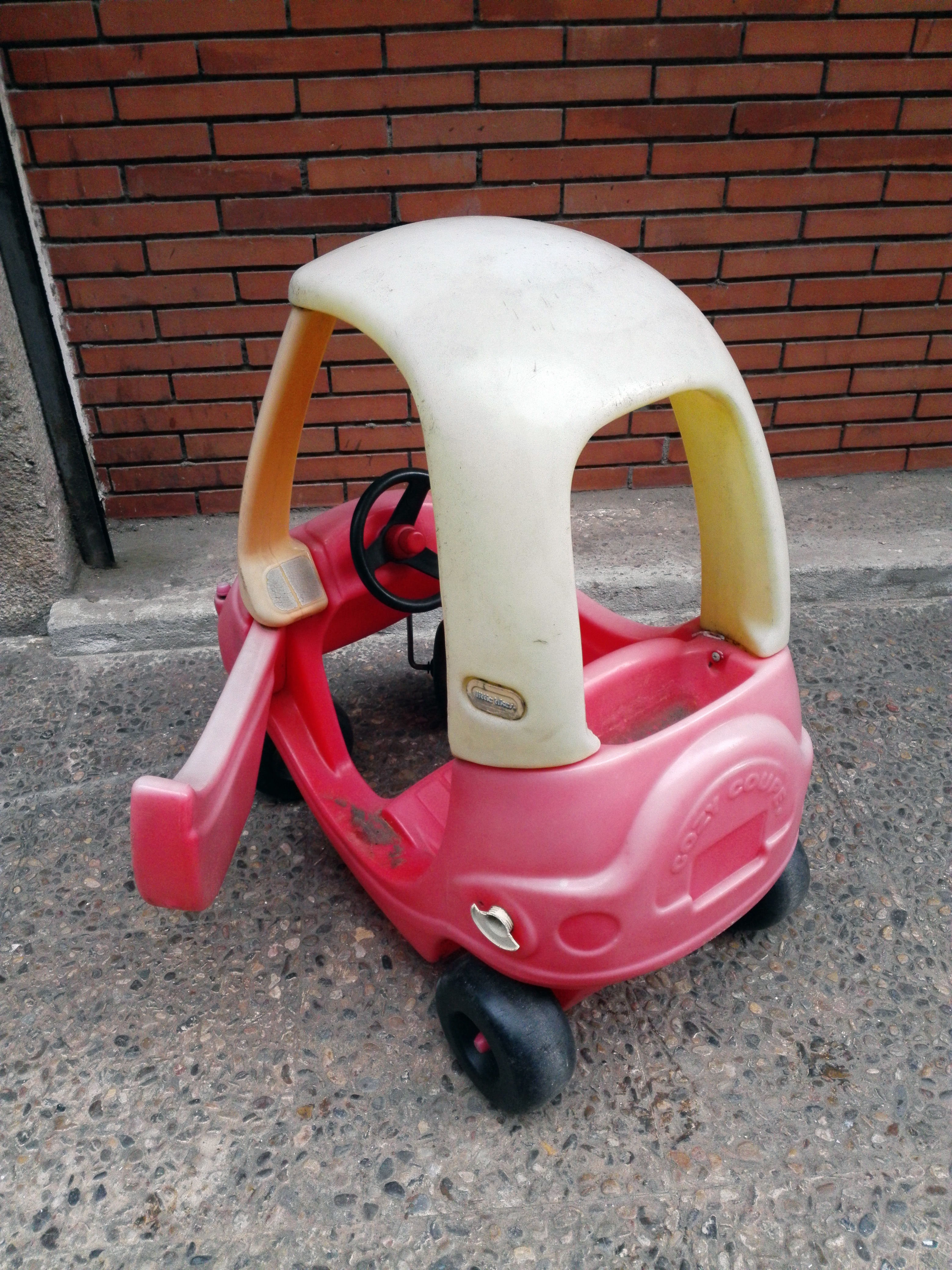 andarin coche plastico desgastado cozi coupe abre 1puerta 86x72x42-47 1u